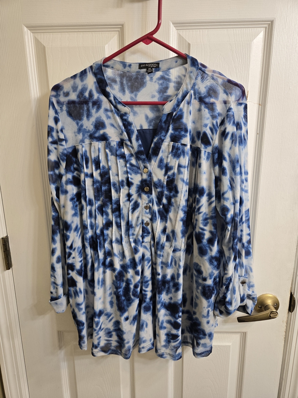 Ava & Grace Blue and White Tie-Dye Pleated Button-Front Blouse